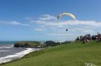Em dia de céu azul e muito vento, feriado de carnaval, as pessoas aproveitam para saltar de paraglider do alto do Morro do Farol, em Torres, litoral norte do Rio Grande do Sul